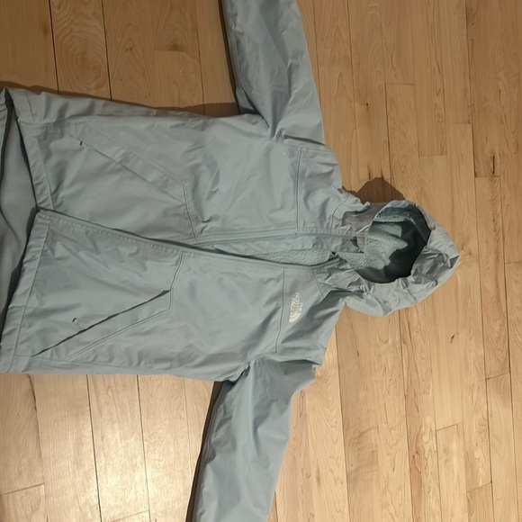 Light blue north face jacket barely used in great condition - Picture 1 of 4